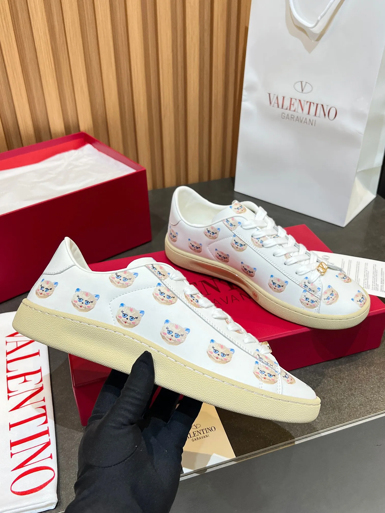 [Valentino] P: 640💰 Couple style, size: women 35-40▪️men 39-44 (45. Customized) Valentino VLTN casual shoes 2025 latest moral training shoes I can't put it down. Seiko details of cowhide sneakers, retro fashion, simple and advanced, casual matching. 1:1 restoration! Top luxury masterpiece, lace-up design, soft and comfortable imported calfskin brings excellent and elegant texture and excellent foot comfort. Top purchasing version upper: imported calfskin surface/original oil edge process + printing process. Inner lining: water-dyed cowhide lining. Outsole: original development 𝐓𝐏𝐔 two-color combination outsole. Packaging: full package with original configuration.